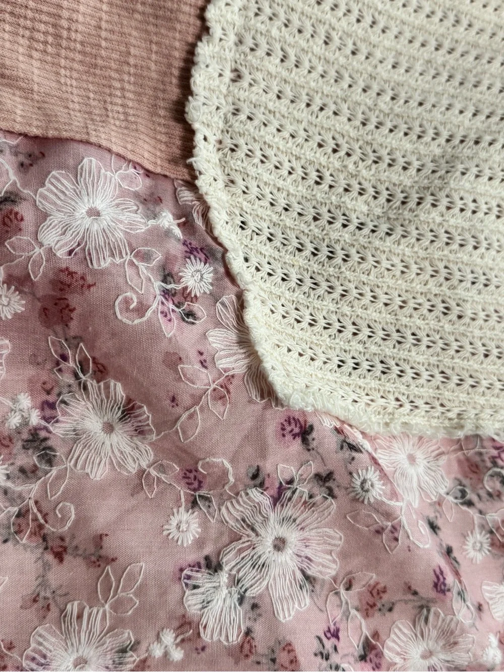 POL Mixed Media Floral Embroidered Raw Hem V-Neck Knit Top Small